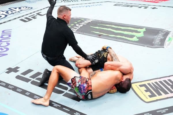 kuncian_islam_makhachev_hancurkan_dustin_poirier_di_ufc_302