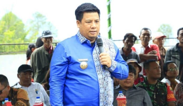 kunjungan_bupati_warga_lumban_suhi_suhi_dolok_minta_jalan_penghubung_ke_aek_nauli_diperbaiki
