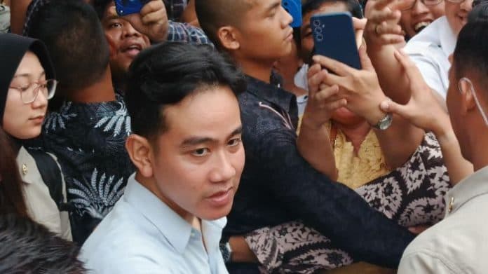 kunjungi_gereja_di_medan_wapres_gibran_bagikan_hadiah_natal_untuk_anak_anak