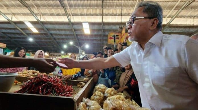 kunjungi_pasar_bandarjo_mendag_zulhas_dipantau_panwaslu_kecamatan_ungaran_barat