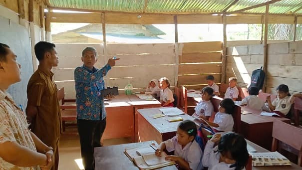 kunjungi_sd_yang_sempat_viral_di_paluta_ombudsman_rekomendasikan_sekolah_baru
