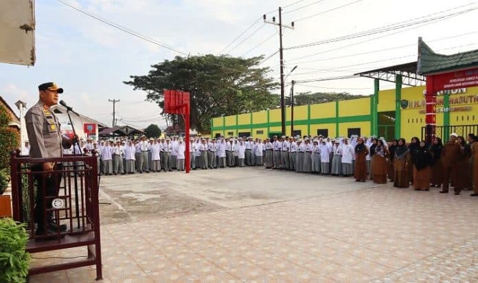 kunjungi_sman_5_berikut_pesan_kapolres_padangsidimpuan