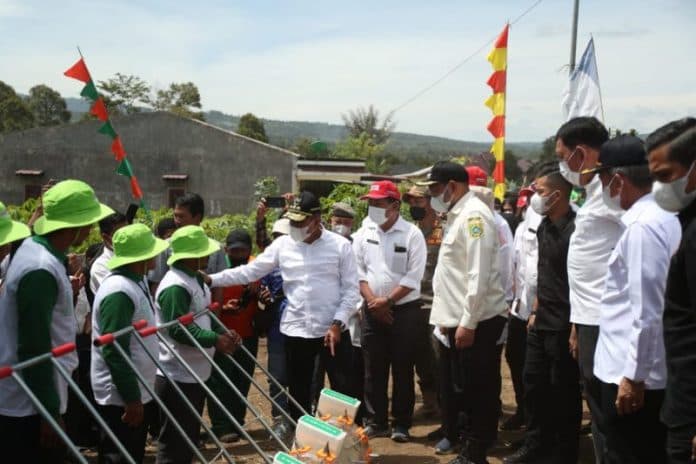 kunker_ke_pakpak_bharat_edy_rahmayadi_serahkan_alsintan