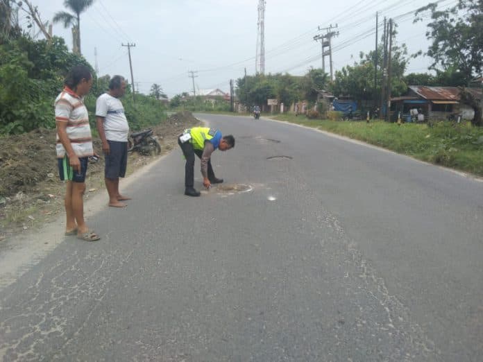 kurang_hati_hati_kakek_68_tahun_tewas_usai_hantam_belakang_truk_di_jalan_asahan