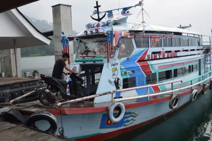kurangi_goncangan_saat_ombak_kapal_tradisional_di_pelabuhan_tigaras_dimodifikasi