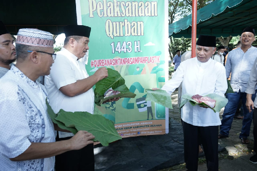 kurangi_limbah_plastik_pemkab_asahan_gunakan_daun_jati_bagikan_daging_kurban