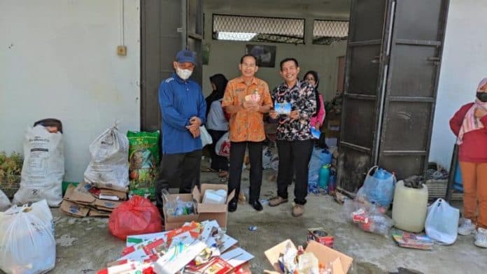 kurangi_sampah_di_tpa_dlh_medan_gelar_pelatihan_budidaya_maggot_dan_bank_sampah