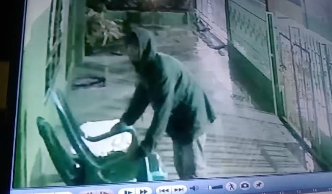 kursi_bersejarah_milik_ustad_abdul_somad_dicuri_aksi_pelaku_terekam_cctv