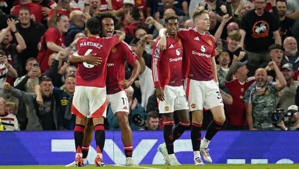 laga_perdana_raih_kemenangan_fans_mu_gelar_pesta_makan