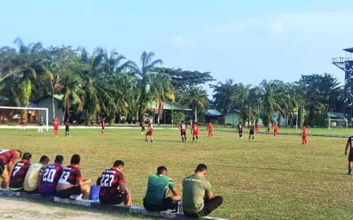 laga_persahabatan_tim_sepak_bola_polresta_deli_serdang_taklukan_yonif_121mk