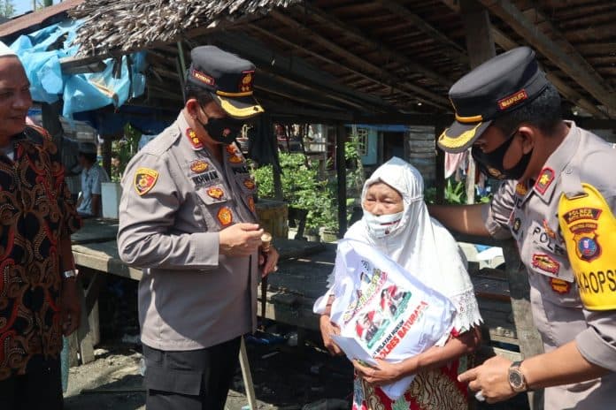 lagi_bansos_sembako_dari_kapoldasu_dibagikan_di_batu_bara