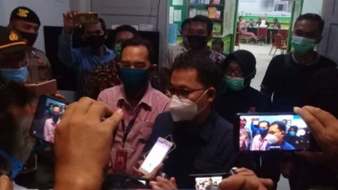 lagi_berkas_pendaftaran_soekirman_dan_tengku_rian_dikembalikan_kpud_sergai