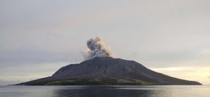lagi_gunung_ruang_erupsi_kembali_berstatus_awas_level_iv