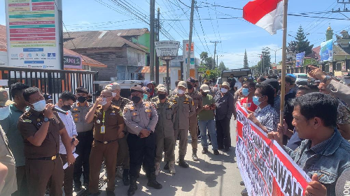 lagi_kejari_dairi_didemo_tuntut_jemput_paksa_bunda_paud_terkait_korupsi_bop