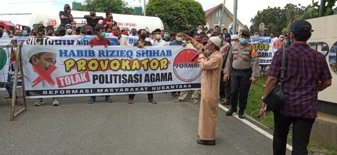 lagi_ratusan_massa_tolak_kedatangan_habib_rizieq