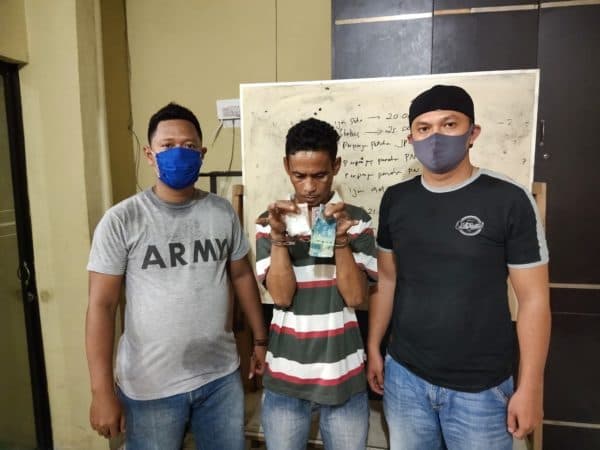 lagi_santai_dalam_rumah_pengedar_sabu_tekejut_didatangi_polisi_di_tanjungbalai