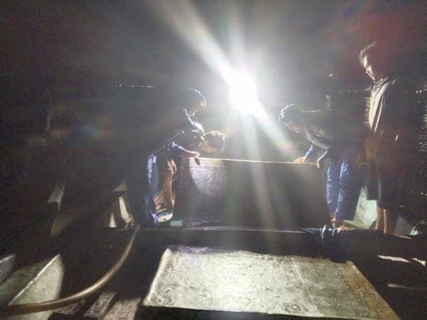 lagi_sat_polair_polres_tanjung_balai_cegat_kapal_ikan_tanpa_dokumen
