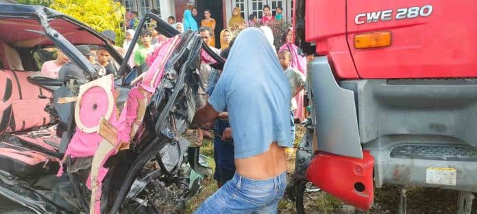 laka_lantas_pick_up_dengan_truk_tronton_di_padangsidimpuan_3_luka_luka
