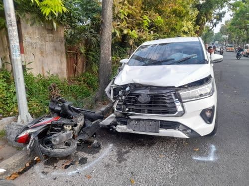 lakalantas_di_simpang_karang_sari_pengendara_motor_jadi_korban