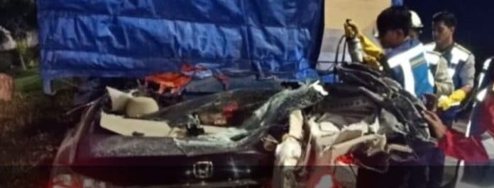 lakalantas_di_tol_belmera_sopir_honda_accord_tewas_di_kolong_truk_mogok