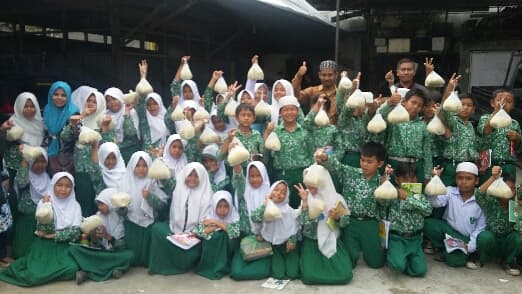 lakukan_kunjungan_edukasi_mis_terpadu_al_washliyah_sambangi_pelaku_usaha