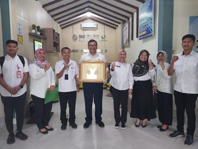 lakukan_operasi_katarak_gratis_asri_ludin_tambunan_dapat_penghargaan_dari_mensos
