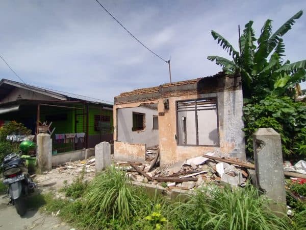 lama_ditinggal_pemilik_material_rumah_di_medan_helvetia_habis_digondol_maling
