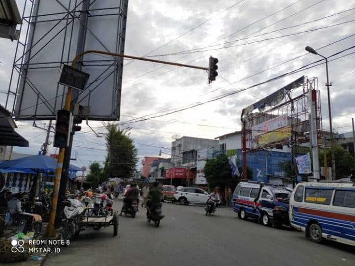 lampu_lalin_di_perempatan_pasar_dwikora_tak_berfungsi_arus_kendaraan_jadi_semrawut