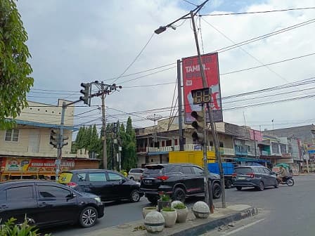 lampu_lalu_lintas_di_jalan_ahmad_yani_mati_nyaris_terjadi_laka_lantas