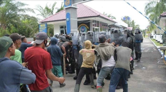 lanal_tba_turun_tangan_pukul_mundur_massa_dan_menangkap_provokator_aksi_brutal
