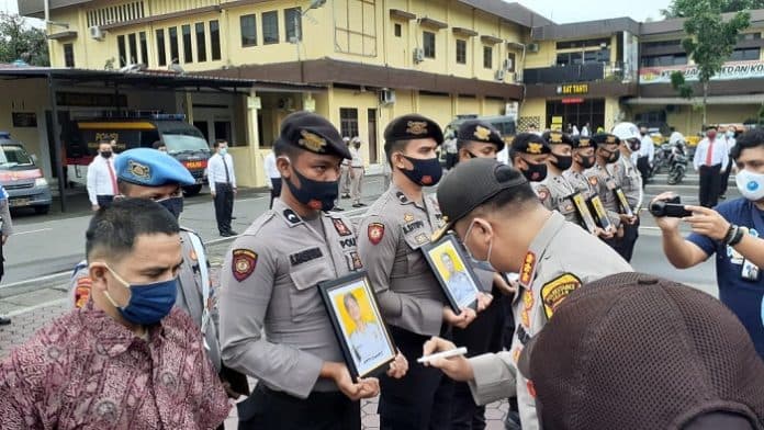 langgar_kode_etik_polri_8_personil_polisi_dipecat_secara_tidak_hormat