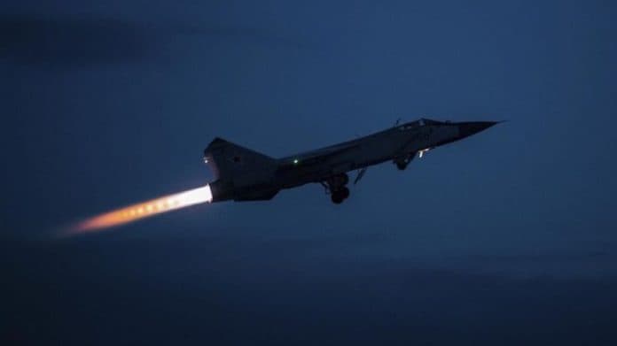 langgar_perbatasan_negara_pesawat_bomber_as_dicegah_jet_tempur_rusia