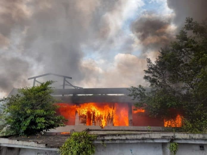 lantai_dua_pasar_horas_siantar_hangus_terbakar