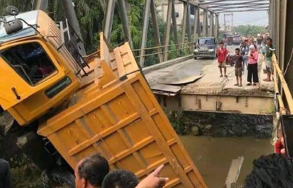 lantai_jembatan_titi_besi_ambrol_truk_galian_c_nyaris_tercebur_ke_sungai