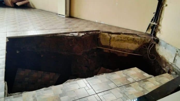 lantai_masjid_komplek_j_city_amblas_saat_salat_jumat_satu_warga_terluka