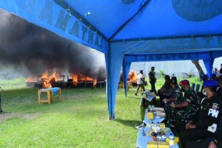 lantamal_i_dan_polres_pelabuhan_belawan_musnahkan_ratusan_alat_permainan_judi