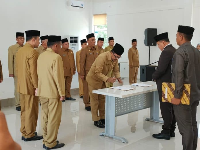 lantik_13_pejabat_eselon_ii_bupati_tak_paham_visi_misi_dicopot