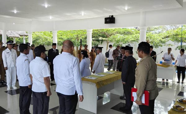 lantik_33_pejabat_administrator_dan_pengawas_pemkab_simalungun_esron_sinaga_ingatkan_netralitas_asn