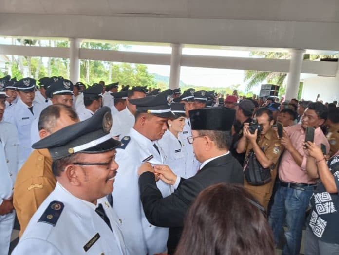 lantik_87_kepala_desa_terpilih_ini_pesan_bupati_toba