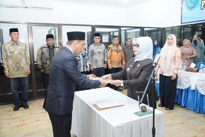 lantik_direktur_perumda_tirta_bina_begini_harapan_plt_labuhanbatu