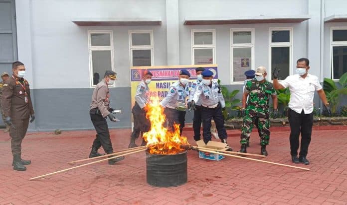 lapas_padangsidimpuan_lakukan_pemusnahan_barang_sitaan