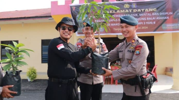 lapas_tanjung_balai_serahkan_10_bibit_mangga_ke_brimob
