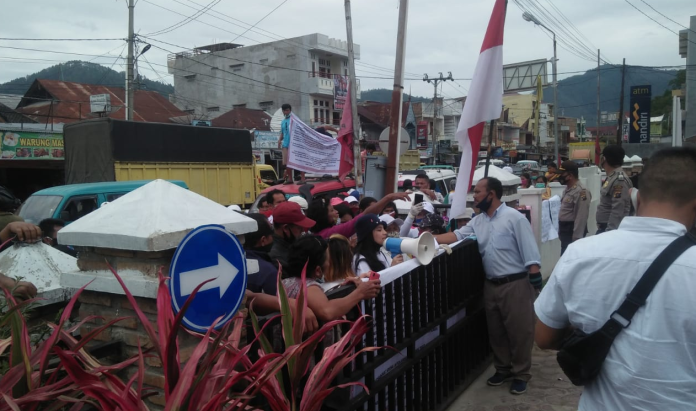 laporan_pencabulan_kepala_desa_direkayasa_pn_balige_digeruduk_warga_sitoluama