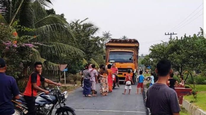 larang_truk_pengangkut_sawit_keberatan_warga_akan_dibawa_ke_musyawarah_desa