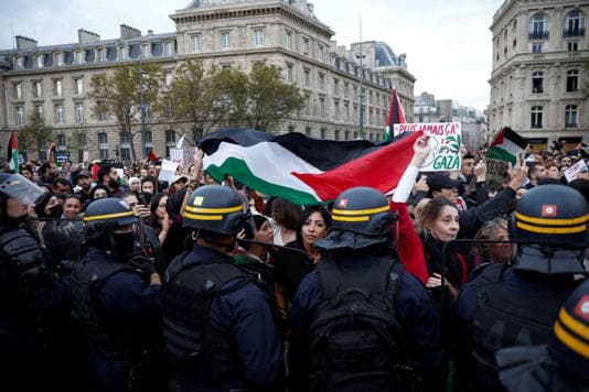 larangan_unras_dicabut_ribuan_warga_di_paris_turun_ke_jalan_untuk_mendukung_palestina