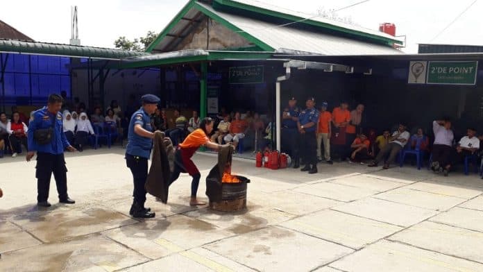 latih_karyawan_tanggulangi_kebakaran_cafe_2de_point_undang_damkar_pemko