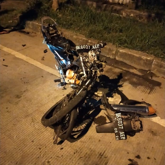 lawan_arah_dua_pengendara_motor_tewas_usai_menabrak_mobil_bmw