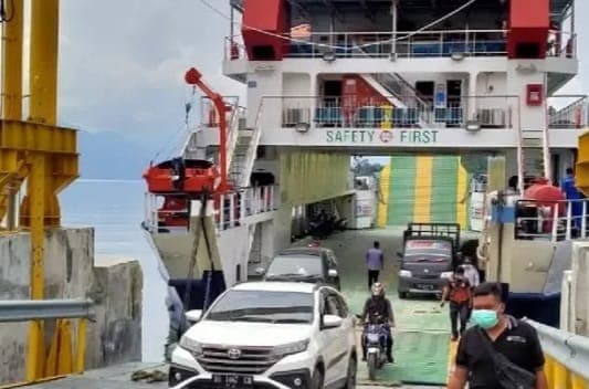 layani_penyebrangan_simanindo_samosir_kmp_sumut_i_dan_ii_beroperasi_hingga_dini_hari