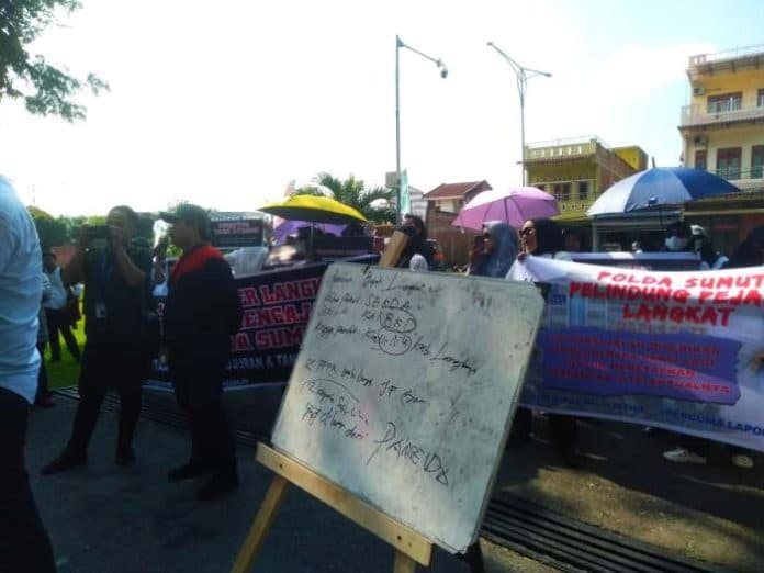 lbh_medan_dan_puluhan_guru_honorer_gelar_aksi_lagi_di_polda_sumut