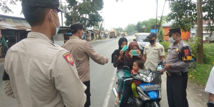 lebaran_di_padang_hulu_tebing_tinggi_polisi_bagi_bagi_masker
